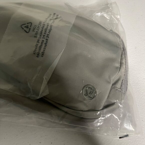 Lululemon Athletic Everywhere Belt Bag 1L Silver Drop White NWT Graphic One Size - Picture 3 of 5